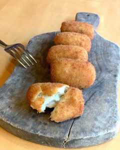 Croquetas de fromage du Mercado Little Spain, food court à Chelsea - Blog que faire à chelsea ? Visiter new york avec new york off road et retrouver toutes nos adresses