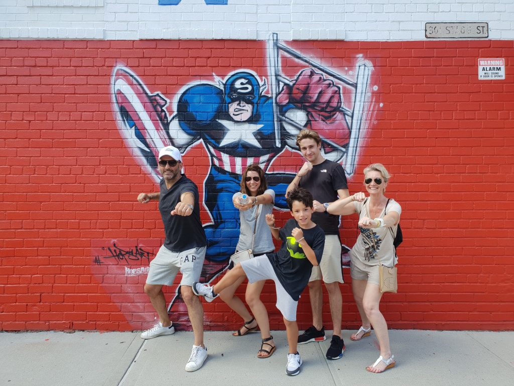 Nos participant à une de nos visites de Brooklyn en pleine saison estivale. Photo d'une fresque de super héros - Retrouvez nos conseils sur le blog de New York Off Road, visites guidées en français de la Grosse Pomme