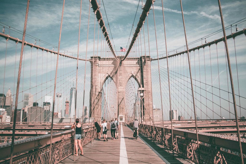 vue du pont de Brooklyn depuis Brooklyn durant la saison de l'été - Retrouvez nos conseils sur le blog de New York Off Road, visites guidées en français de la Grosse Pomme