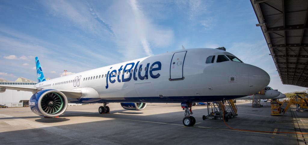 avion jetblue transatlantique sur le tarmac 