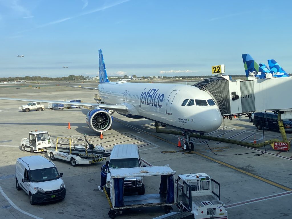 Avion compagnie aérienne JetBlue à l'aéroport sur le tarmac