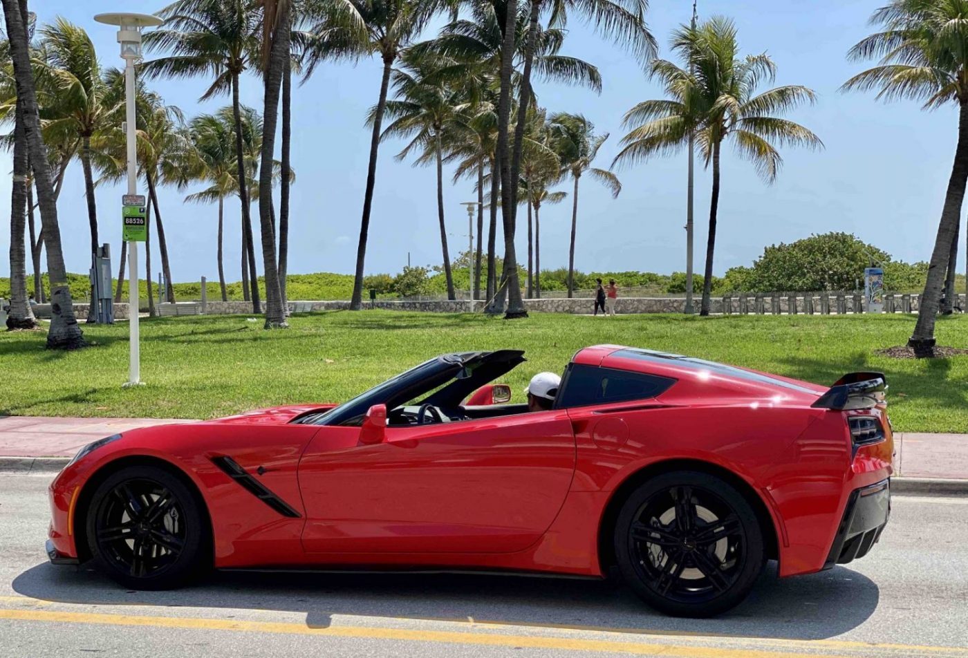 se déplacer à miami voiture décapotable corvette océan drive louer une voiture a miami se garer a miami parkings miami louer une voiture en Floride aller de l'aéroport de Miami a south beach aller a ala villa vizcaya en métro quels transports dans miami transports à miami Coral Gables trolley bus plan des transports à miami vacances a miami vacances en floride visiter la floride visiter miami en francais miami off road