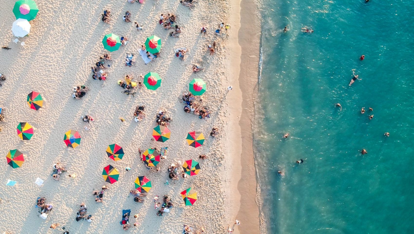 plage tres frequentée pendant la saison haute