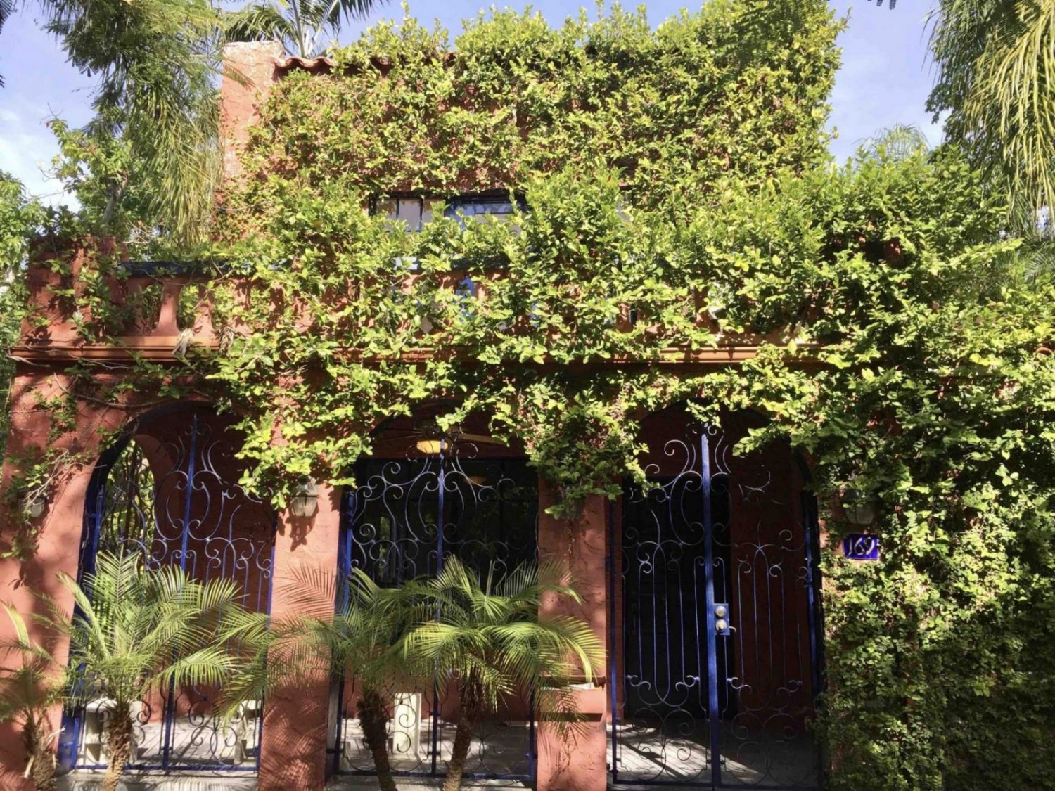maison ancienne couverte de lierre dans le quartier de Design District et Buena Vista