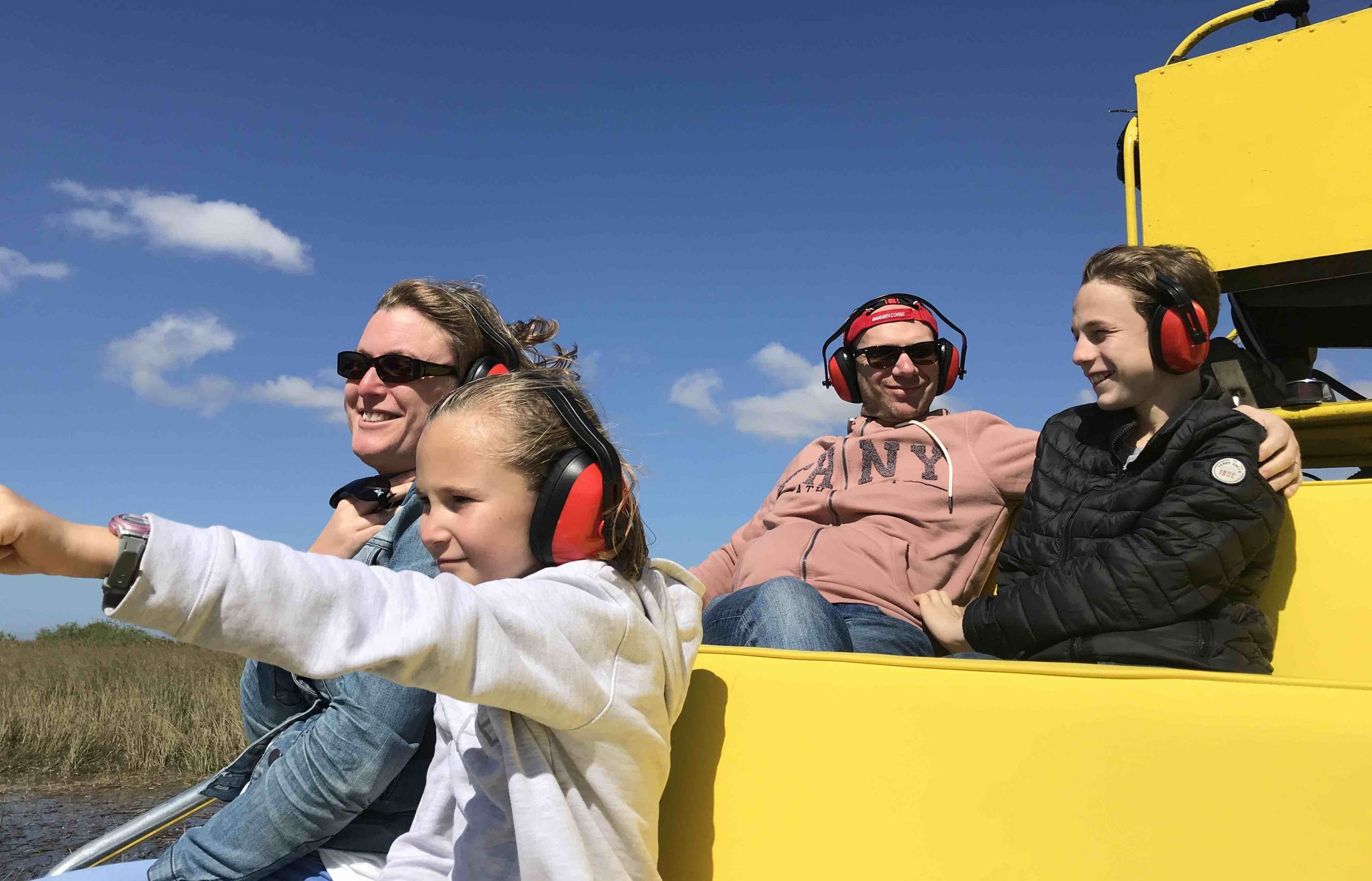 famille avec deux enfants sur un airboat pendant une sortie avec Miami Off Road