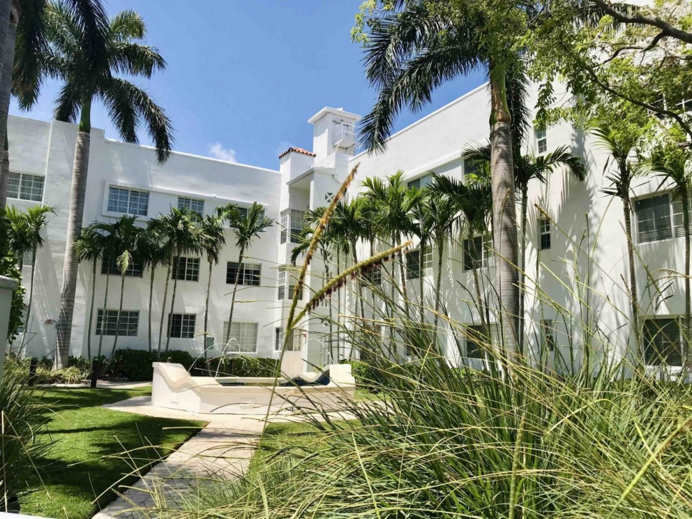 petit immeuble résidentiel dans les rues de Miami Beach