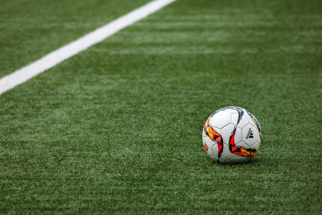 Ballon de foot sur pelouse de stad de football