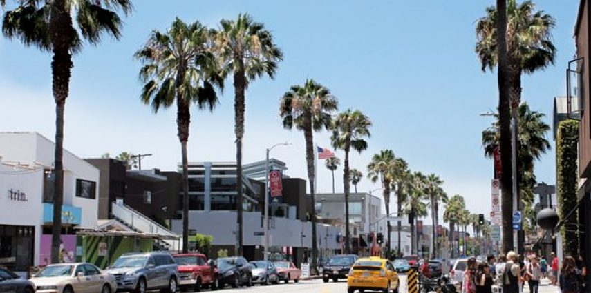Que ramener en souvenir d'un séjour à Los Angeles ? Loin des babioles pour touristes des boutiques de Hollywood Boulevard, nous vous proposons quelques adresses tendances, artistiques et authentiques. Profitez de notre sélection pour trouver des cadeaux originaux, à offrir et pour se faire plaisir !