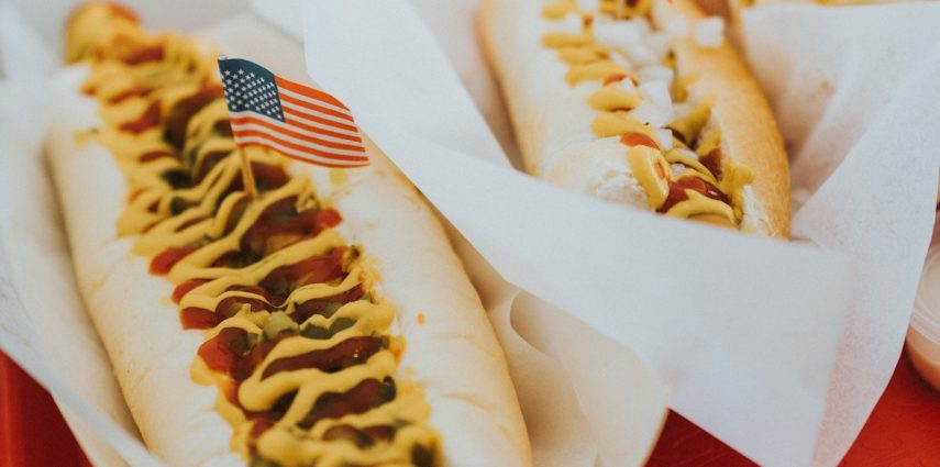 On ne connaît pas tout à fait une ville sans avoir goûté aux spécialités locales. Où trouver les meilleurs hot dogs de Chicago ? Voici les adresses recommandées par l'équipe Chicago Off Road. 