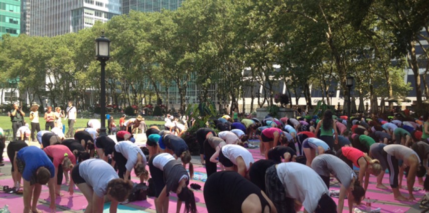 Tous les mardis matin et jeudis après-midi pendant l'été (jusqu'au 19 Septembre) des cours de yoga sont organisés au Bryant Park.