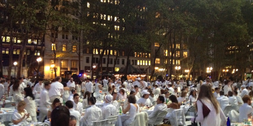 Mercredi 18 Septembre 18h30, 3 000 individus vêtus entièrement de blanc prennent d’assaut l'un des plus beaux parcs de Manhattan : Bryant Park. Les touristes qui passent par là sont ébahis d'observer qu'en moins de 15 min, tables, chaises, pic-nic et bouteilles vin se dressent sur la pelouse devant la célèbre bibliothèque.