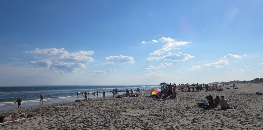 Ce dimanche, comme la plupart des dimanches estivaux, il fait chaud et le ciel est bleu alors pas envie de rester en ville.

New York offre cette possibilité de s'évader quelques heures à la plage et les New-Yorkais ne s'en privent pas ! Mais ça fait parfois beaucoup de monde à poser sa serviette de plage sur le même mètre carré de sable...