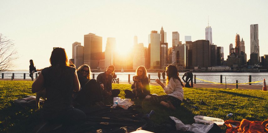 Si la réputation de la vie nocturne new-yorkaise n'est plus à faire, elle n'est en revanche pas accessible à tous. Aux Etats-Unis, la loi est stricte et il est interdit aux jeunes de moins de 21 ans d'entrer dans les bars et les clubs. Alors, pas de sortie pour les mineurs ?