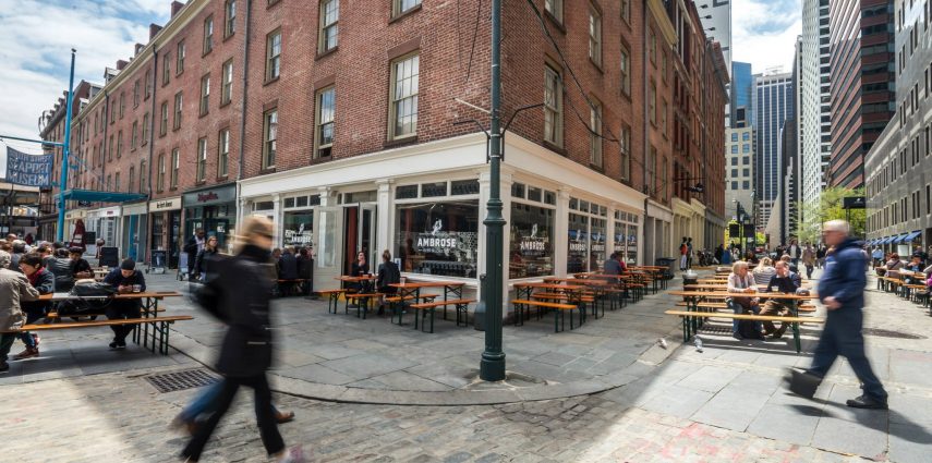 Le lobster roll, c'est ce délicieux sandwich composé d'un pain brioché légèrement toasté et garni de chair de homard coupée en morceaux. Plat typique des côtes Est canadiennes et américaines, chaque restaurant a sa recette pour l'assaisonner et le rendre unique. Voici cinq adresses où manger les meilleurs lobster rolls à New York.