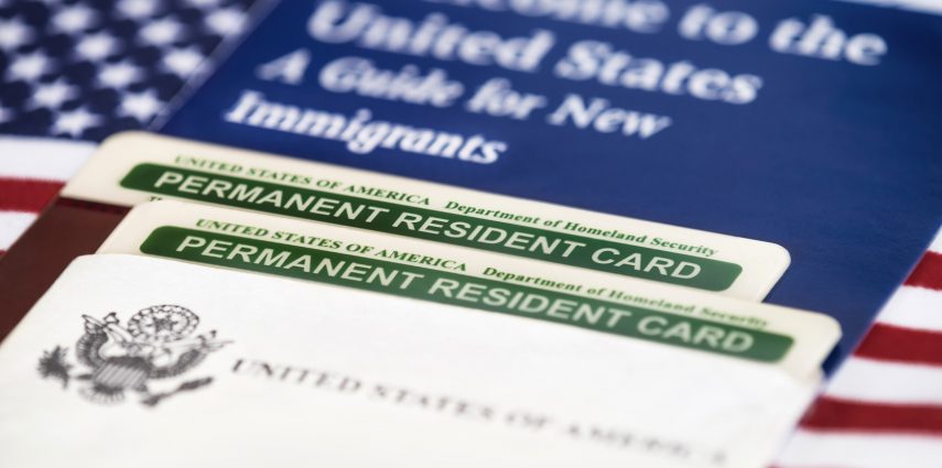 La carte verte, ou Green Card, est le sésame pour devenir résident permanent aux États-Unis. Elle permet aux citoyens non-américains de venir s'installer et de travailler aux USA. Chaque année, 50000 cartes vertes sont mises en jeu à la loterie appelée « Diversity Immigrant Visa program ».