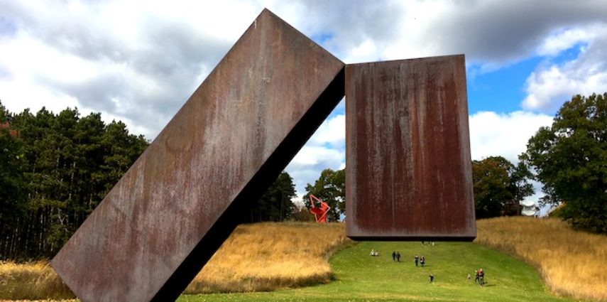 Situé à 80 km au nord de New York, à MountainVille, le Storm King Art Center est un musée extérieur d'art contemporain. Son parc de 250 hectares permet d'exposer des sculptures immenses et en fait le 