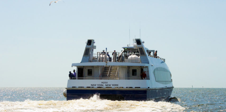 La ville de New York inaugure cette année un nouveau service de transport en ferry dans le but de relier des quartiers éloignés de Brooklyn, du Bronx et de Queens à Manhattan.