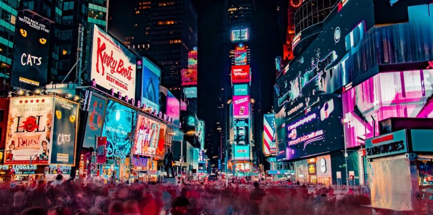 La vie culturelle new-yorkaise est à l'image de la ville : effervescente, pas une journée sans un spectacle ! Où se déroulent les représentations, comment se procurer des billets ? Lisez nos conseils pour profiter des scènes animées de Broadway.