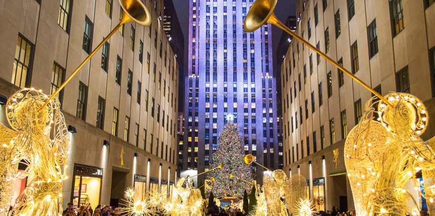 Les vitrines brillent, les sapins sont décorés et les maisons illuminées. Plus de doute, la féerie grandiose des fêtes s’est emparée de Big Apple. Plongez dans l'ambiance magique de Noël à New York !