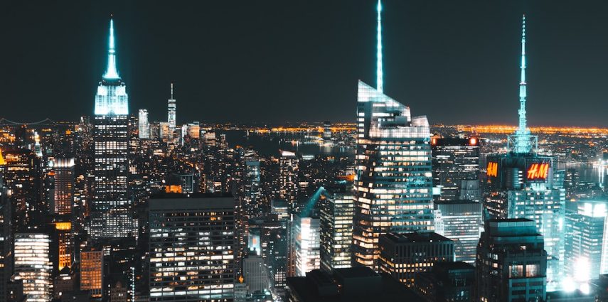 C'est bien à New York que l'expression démesure urbaine prend tout son sens. Les gratte-ciel sont toujours plus hauts, les points de vue plus spectaculaires et la vie nocturne vibre comme nulle part ailleurs. Et si vous profitiez de tout cela un verre à la main ? New York Off Road vous confie ses rooftops préférés, loin des habituels bars touristiques.