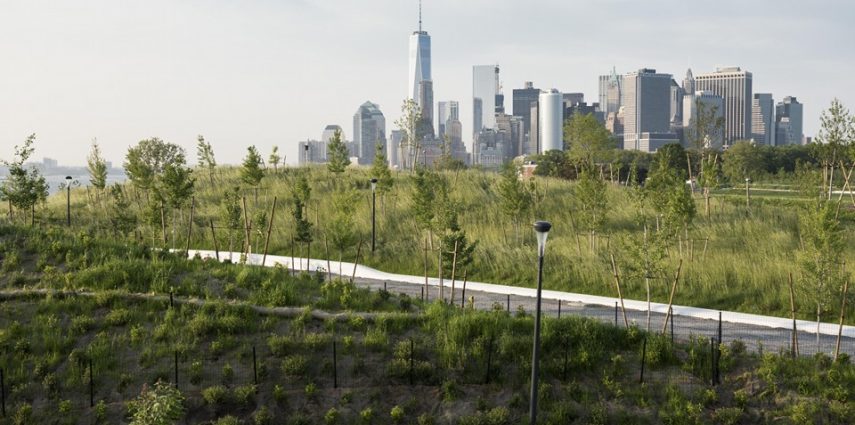 Ouverte au public en 2003, Governors Island n’a depuis cessé de se transformer pour devenir aujourd’hui un espace de détente très agréable. Pistes cyclables, aires de pique-nique et activités culturelles profitent aux new-yorkais venus se ressourcer le temps d’une journée.