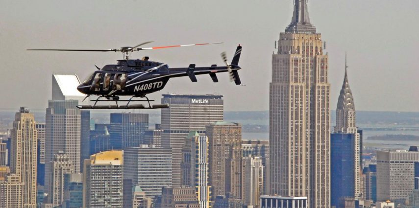 A New York, tout est possible, même de voir la ville d’encore plus haut que le plus grand des gratte-ciels : à bord d’un hélicoptère survolant Manhattan. 