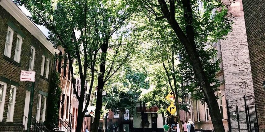 Appréciez toute l’ambiance artistique et bohème de ce quartier historique avec nos adresses préférées qui complètent le parcours de visite !