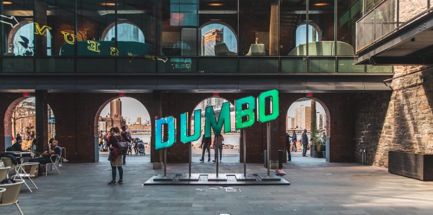 Dans les anciennes usines et entrepôts reconvertis de Dumbo ont pris place des boutiques indépendantes, des cafés tendance et des espaces dédiés à l'art, le tout avec une vue imprenable sur la skyline. 